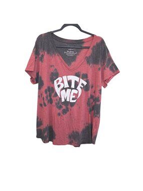 Torrid Girlfriend Tee aRed tie-dye  "Bite Me" graphic. 2X 1991